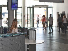 女子以女厕难等为由选择进入餐厅男厕，一场关于性别平等与公共设施的探讨  5女子以女厕难等为由进餐厅男厕