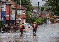 英国各地发布洪水预警，道路被水淹没，交通延误