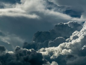 苍空之下，蓝色天空的诗意与哲思  苍空 blue sky