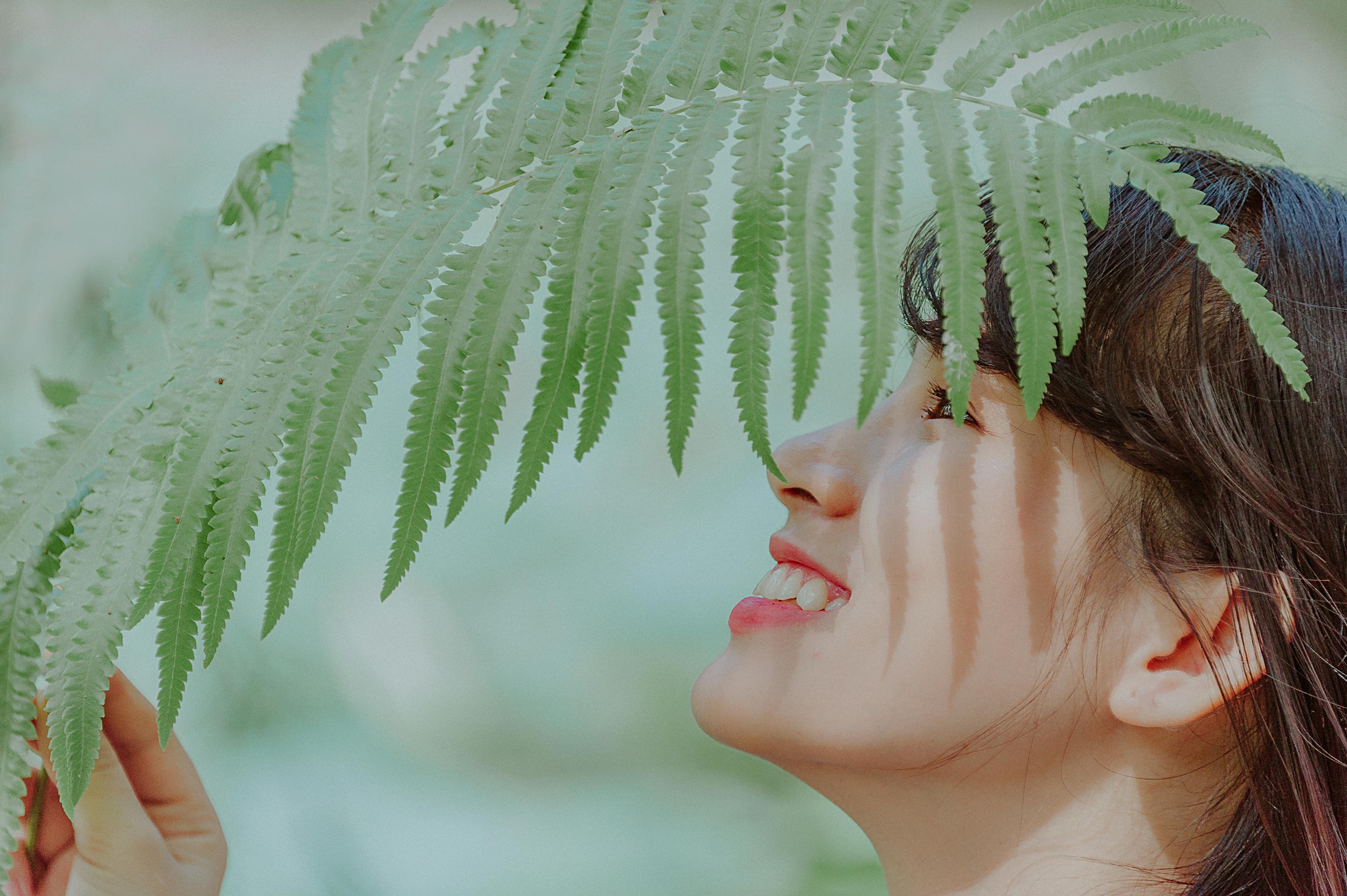 花吃了这女孩，一场美丽与命运的邂逅  花吃了这女孩