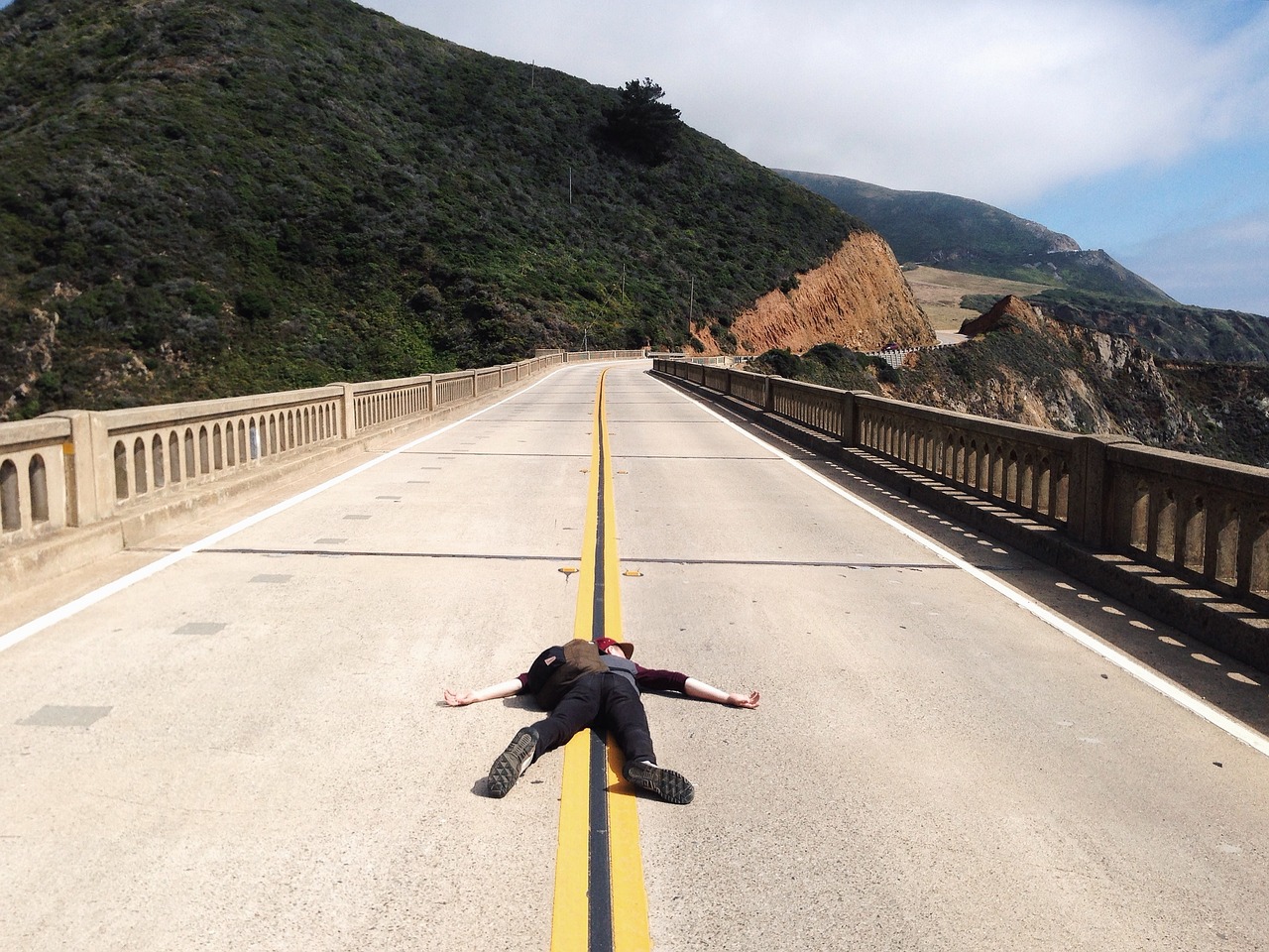 风水学视角下的道路与山，房子门前的道路解读  风水学中房子门前有道路代表山